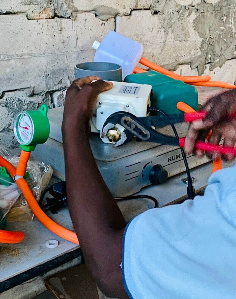 setting_up_a_stove_using_biogas SOUL - Setting up a stove that uses biogas